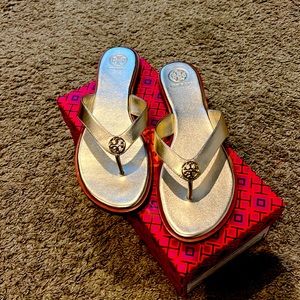 New Tory Burch Gold Benton Thong Sandal